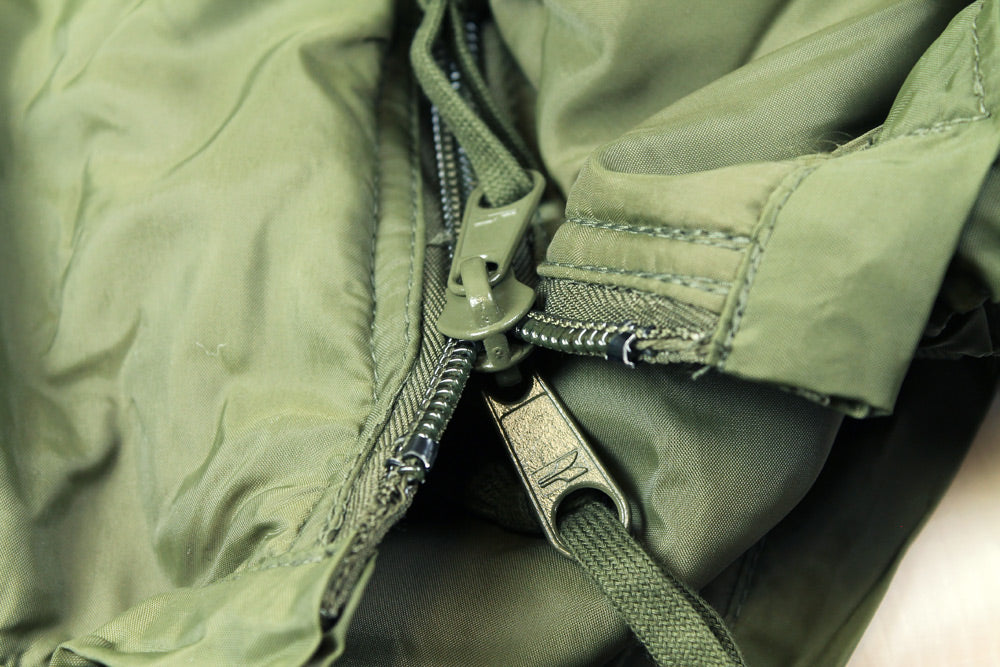 LIGHTWEIGHT ARMY SLEEPING BAG - ZIP DETAIL