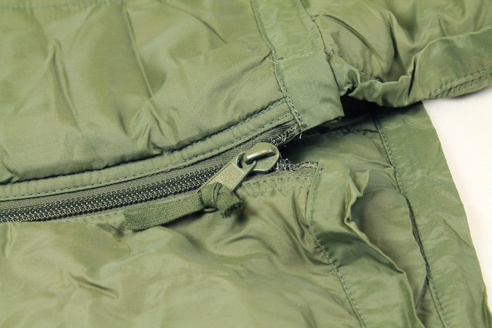 LIGHTWEIGHT ARMY SLEEPING BAG - ZIP DETAIL